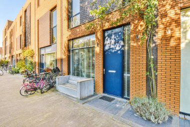 Güneşin altında zarif bir bina.