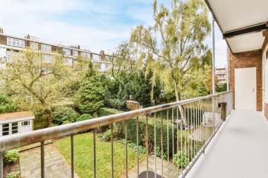 Metal parmaklıklı yakışıklı uzun balkon.