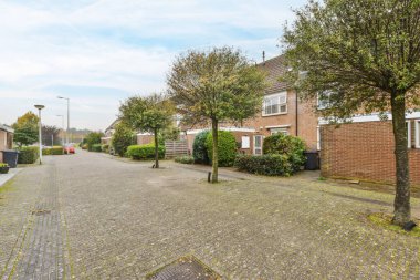 Tuğladan evleri olan lekesiz bir sokak.