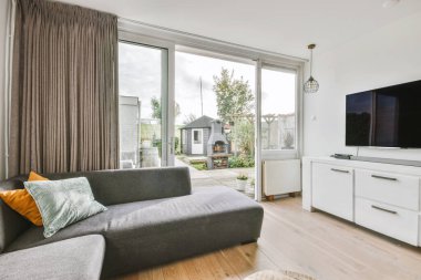 Hasır koltuk ve kanepeli hafif oturma odası.