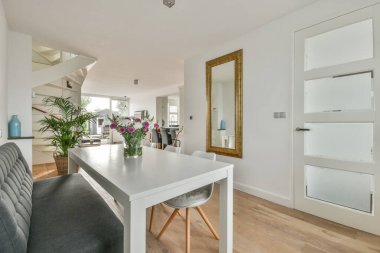 Modern yemek odası.