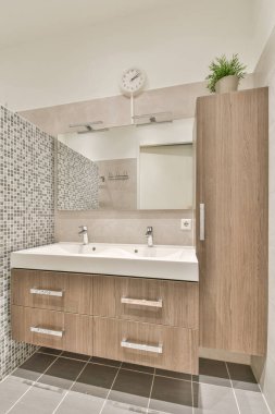 Ahşap çekmeceli lavabo.