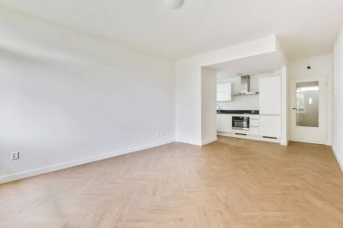 Uzun bir mutfağı olan rahat bir oda.