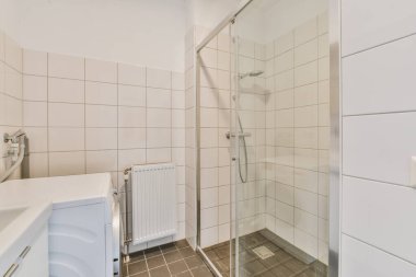 Çamaşır makinesi olan bir banyo.