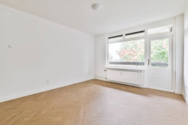 Parke döşemeli parlak bir oda.