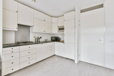 Minimalist köşe mutfak alanı