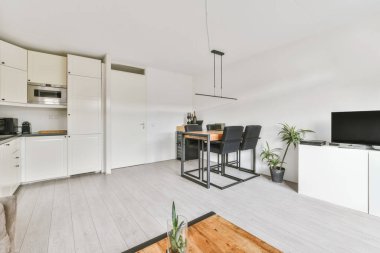 Oturma odası, yemek odası ve mutfak.