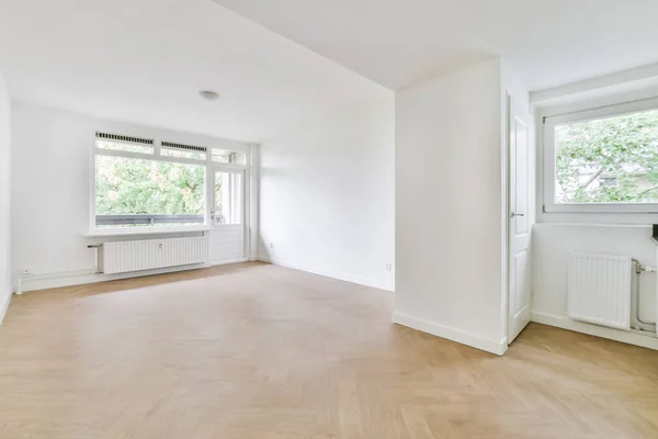 Chambre lumineuse avec parquet — Photo