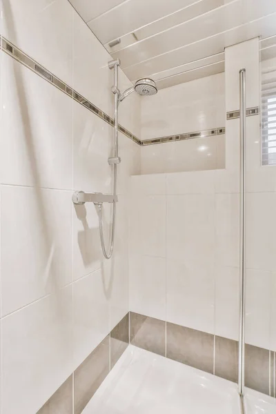 Einwandfreies Badezimmer mit moderner begehbarer Dusche — Stockfoto