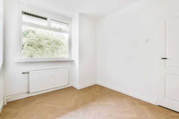Bright room with parquet flooring — Stockfoto