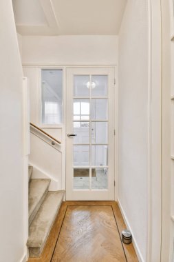 Ahşap kapılı güzel koridor