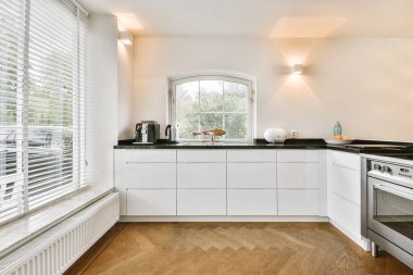 Parke zemini olan güzel bir mutfak.