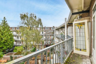 Yakışıklı, uzun, dar balkon.