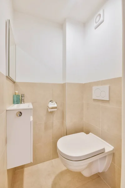 Schöner Waschraum mit hängender Toilette — Stockfoto
