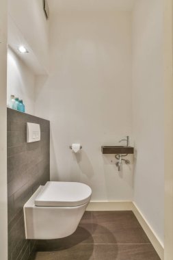 Küçük temiz tuvalet.