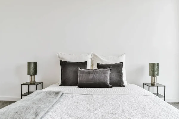 Dormitorio moderno con cama suave — Foto de Stock