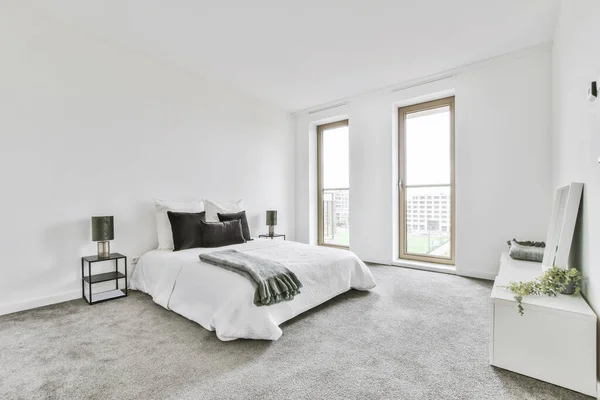Yumuşak yataklı modern yatak odası — Stok fotoğraf