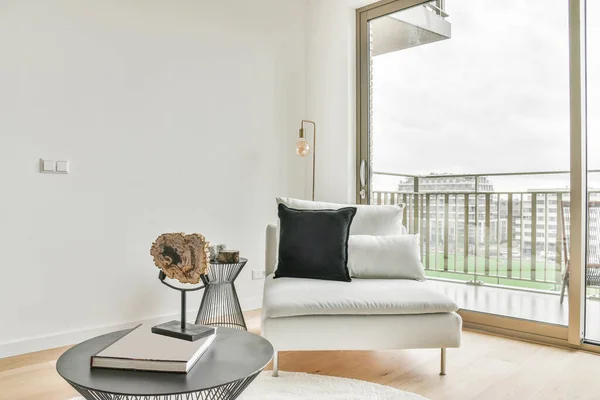 Beyaz kanepesi ve halısı olan şık bir oturma odası. — Stok fotoğraf