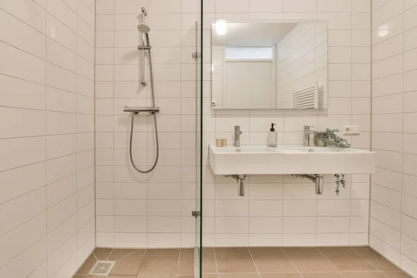 Duże kwadratowe lustro z prysznicem — Zdjęcie stockowe