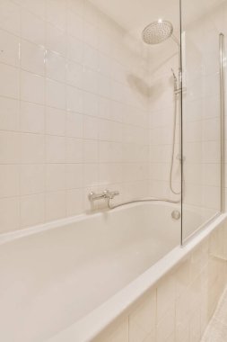 Büyük bir küveti olan hoş bir banyo.