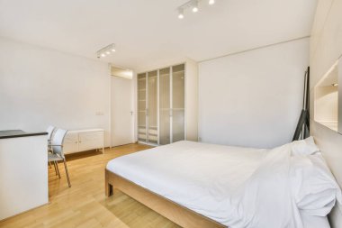 Yumuşak ve kar beyazı yataklı yatak odası