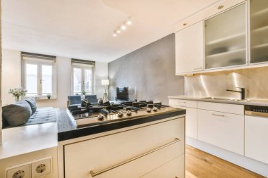 Güzel tasarımları olan enfes bir mutfak.