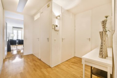 Kahverengi parke döşemeli enfes bir koridor.