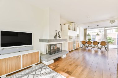 Masalı minimalist sandalyeler.