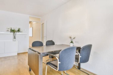 Siyah mobilyaları olan enfes bir yemek salonu.