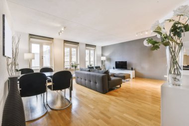 Siyah rahat kanepesi olan enfes bir oturma odası.