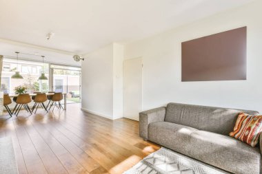 Rahat bir yaşam alanında büyük gri bir kanepe