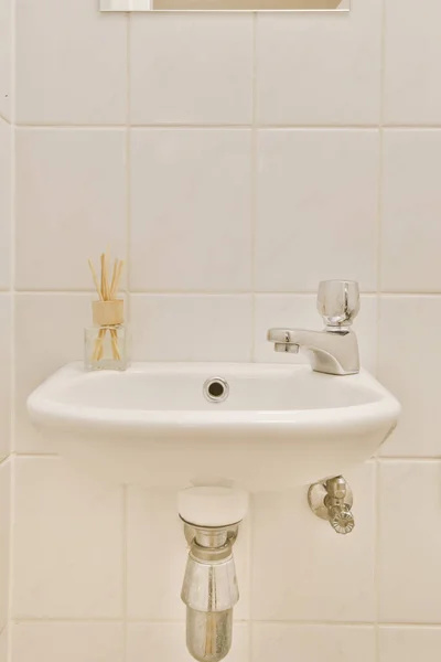 设有小型水槽的雅致洗手间 — 图库照片
