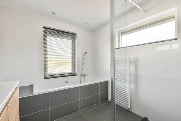 Красиво уложенная серая плитка в элегантной ванной комнате — стоковое фото