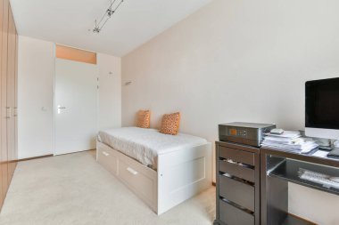 Yumuşak yataklı lüks bir yatak odası.