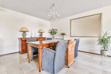 Turuncu gri sandalyeli yemek odası