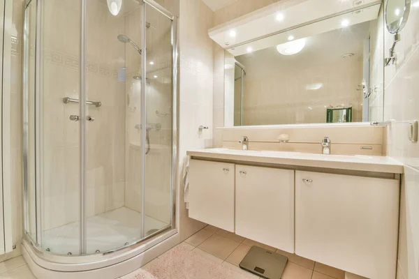 Уютная ванная комната с душем — стоковое фото