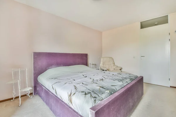 Lussuosa camera da letto con un letto morbido — Foto Stock
