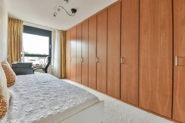 Lussuosa camera da letto con un letto morbido — Foto Stock