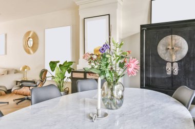 Vazo şeklinde göz kamaştırıcı bir dekor.