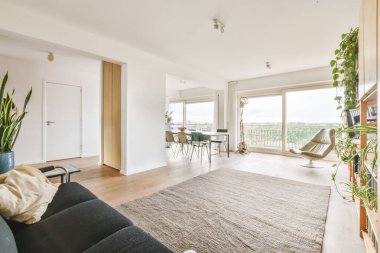 Büyük lüks bir oda.