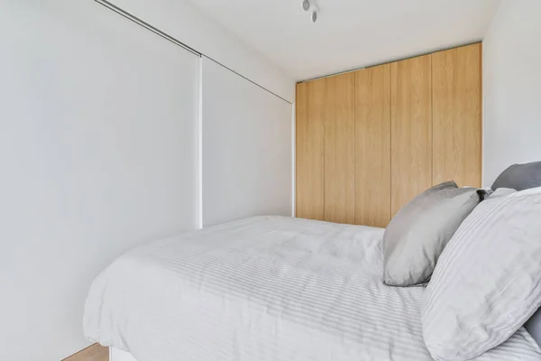Chambre confortable avec un grand lit doux — Photo