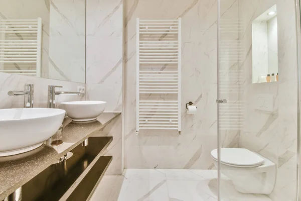 Atemberaubendes Badezimmer mit zwei runden Waschbecken — Stockfoto