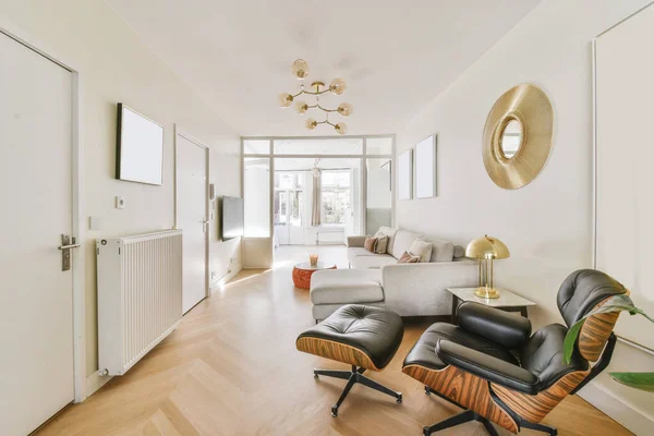 Mind-blowing living room with gray sofa — Stock Photo, Image