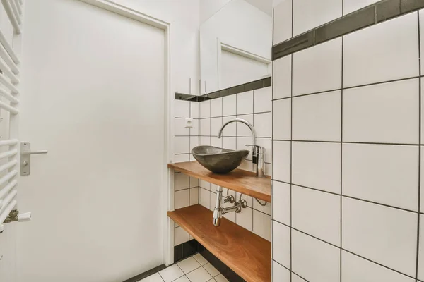 Ein entzückendes Badezimmer mit einem erstaunlichen Design — Stockfoto