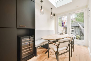 Küçük oval masalı rahat bir yemek odası.