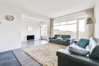 Rahat koltukları olan bir oturma odası.