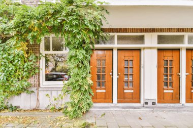 Konut binasının ön kapısı.