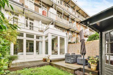 Evin rahat bir avlusunun manzarası