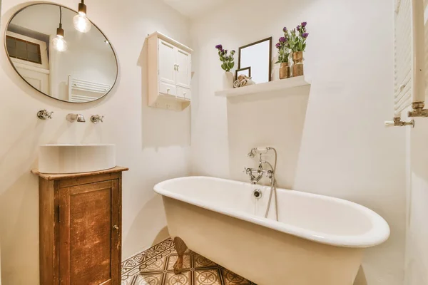 Banheiro acolhedor com pisos de azulejos estampados — Fotografia de Stock