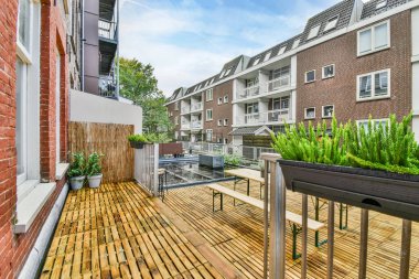 Ahşap zeminli ev avlusu